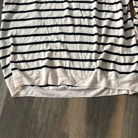 Victoria’s Secret light weight relaxed top.  Can wear it casual or dress it up - Picture 3 of 6